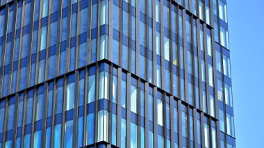Cam aynalı ofis binasının ön dokusu. Ön cephenin bir parçası. Ofis binasının modern mimarisi.