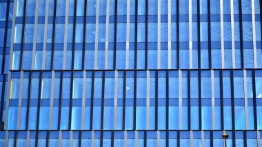 Cam aynalı ofis binasının ön dokusu. Ön cephenin bir parçası. Ofis binasının modern mimarisi.