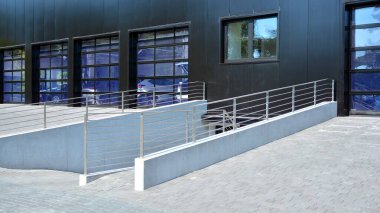 Modern bir lacivert depo cephesi