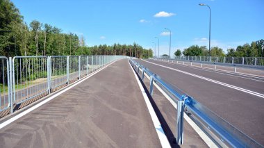 Yeni bir otoyolda yeni bir çarpışma bariyeri inşa edildi