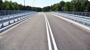 Yeni bir otoyolda yeni bir çarpışma bariyeri inşa edildi