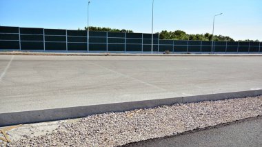 İnşaat halindeki yeni otoyolun manzarası.