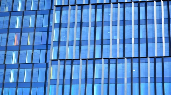 ガラス鏡のオフィスビルの顔の質感 ファサードの断片 オフィスビルの近代建築 — ストック写真
