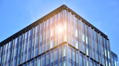 Cam aynalı ofis binasının ön dokusu. Ön cephenin bir parçası. Ofis binasının modern mimarisi.