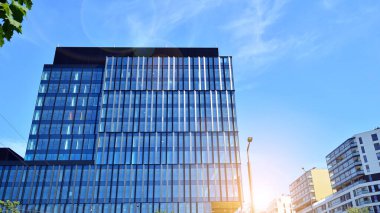 Cam aynalı ofis binasının ön dokusu. Ön cephenin bir parçası. Ofis binasının modern mimarisi.