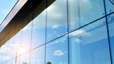 Cam aynalı ofis binasının ön dokusu. Ön cephenin bir parçası. Ofis binasının modern mimarisi.
