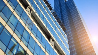 Cam aynalı ofis binasının ön dokusu. Ön cephenin bir parçası. Ofis binasının modern mimarisi.