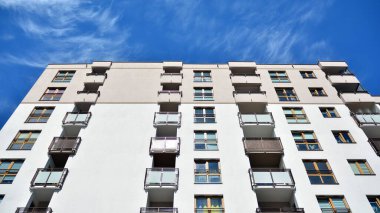 Modern apartman binası. Apartman binasının balkonları. Konut mimarisi.