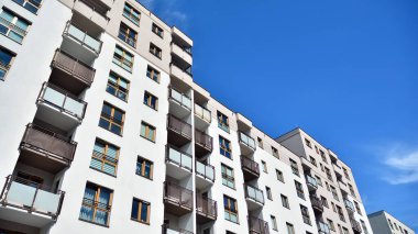 Modern apartman binası. Apartman binasının balkonları. Konut mimarisi.