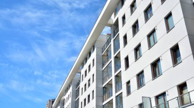 Modern apartman binası. Apartman binasının balkonları. Konut mimarisi.