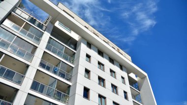 Modern apartman binası. Apartman binasının balkonları. Konut mimarisi.