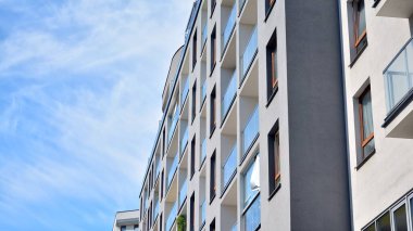 Modern apartman binası. Apartman binasının balkonları. Konut mimarisi.