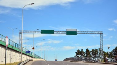 Modern yol ve yol altyapısı. Şehirde boş yol arkaplanı. 