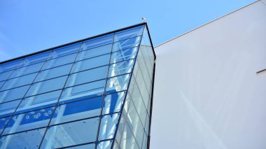Modern cam ve beton binaya bakmanın soyut görüntüsü. Ofis binasının mimari dış ayrıntıları. Endüstriyel sanat ve detay.