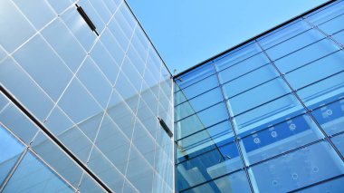 Ticari bina kapanıyor. Mavi cam modern binanın soyut dokusu. İş geçmişi.