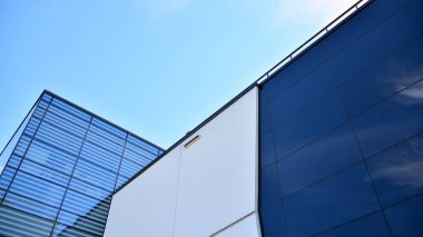 Modern cam ve beton binaya bakmanın soyut görüntüsü. Ofis binasının mimari dış ayrıntıları. Endüstriyel sanat ve detay.