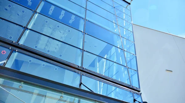 近代的なガラスとコンクリートの建物を見上げの抽象的なイメージ オフィスビルの建築外観の詳細 工業美術 細密画 — ストック写真