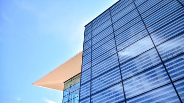 Ticari bina kapanıyor. Mavi cam modern binanın soyut dokusu. İş geçmişi.
