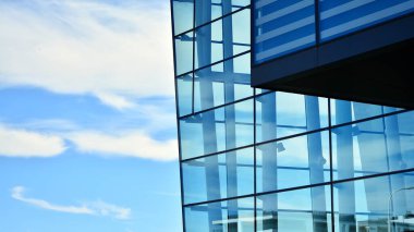 Ticari bina kapanıyor. Mavi cam modern binanın soyut dokusu. İş geçmişi.