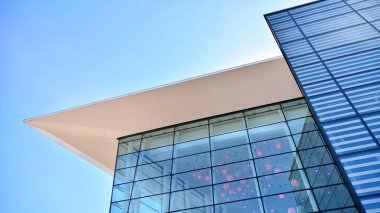 Ticari bina kapanıyor. Mavi cam modern binanın soyut dokusu. İş geçmişi.