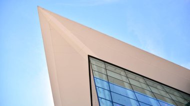 Ticari bina kapanıyor. Mavi cam modern binanın soyut dokusu. İş geçmişi.