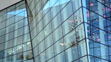Ticari bina kapanıyor. Mavi cam modern binanın soyut dokusu. İş geçmişi.