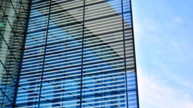 Ticari bina kapanıyor. Mavi cam modern binanın soyut dokusu. İş geçmişi.