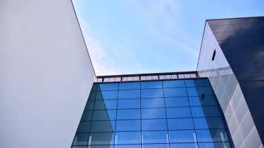 Modern cam ve beton binaya bakmanın soyut görüntüsü. Ofis binasının mimari dış ayrıntıları. Endüstriyel sanat ve detay.