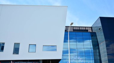 Modern cam ve beton binaya bakmanın soyut görüntüsü. Ofis binasının mimari dış ayrıntıları. Endüstriyel sanat ve detay.