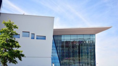 Modern cam ve beton binaya bakmanın soyut görüntüsü. Ofis binasının mimari dış ayrıntıları. Endüstriyel sanat ve detay.