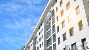 Modern apartman binası. Apartman binasının balkonları. Konut mimarisi. Cam yüzey ve güneş ışığı...