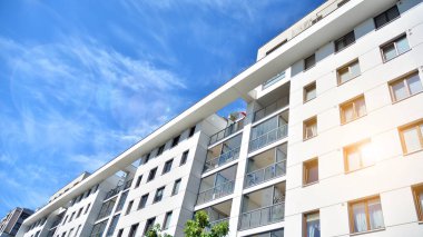 Modern apartman binası. Apartman binasının balkonları. Konut mimarisi. Cam yüzey ve güneş ışığı...