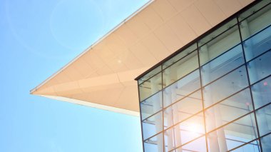 Ticari bina kapanıyor. Mavi cam modern binanın soyut dokusu. İş geçmişi. Güneş ışığıyla cam yüzey.