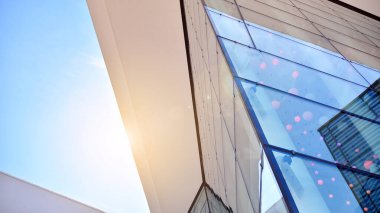 Ticari bina kapanıyor. Mavi cam modern binanın soyut dokusu. İş geçmişi. Güneş ışığıyla cam yüzey.
