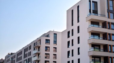 Modern ve yeni apartman. Çok katlı modern, yeni ve şık apartmanlar..