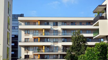 Modern ve yeni apartman. Çok katlı modern, yeni ve şık apartmanlar..