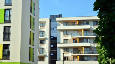 Modern ve yeni apartman. Çok katlı modern, yeni ve şık apartmanlar..