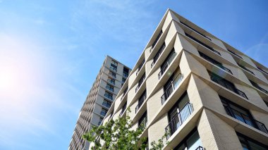 Yeni konut manzarası. Çok katlı yeni bir konut binasının ön cephesi.