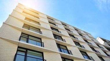 Yeni konut manzarası. Çok katlı yeni bir konut binasının ön cephesi.