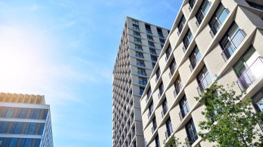 Yeni konut manzarası. Çok katlı yeni bir konut binasının ön cephesi.