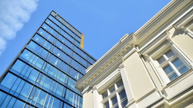 Panoramik ve geniş açı pencerenin çelik mavi arka planına bakıyor. Başarılı ofis mimarisi konsepti. Cam duvarlı ofis binası..  