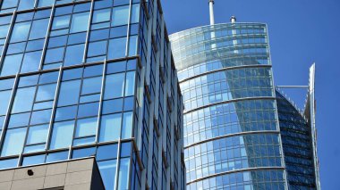 Gökdelenlerin cam siluetinin alt görüntüsü. İş binası. Cam cepheli bir gökdelen. İş bölgesinde modern bir bina. Ekonomi, finans, gelecek kavramları.   