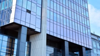 Gökdelenlerin cam siluetinin alt görüntüsü. İş binası. Cam cepheli bir gökdelen. İş bölgesinde modern bir bina. Ekonomi, finans, gelecek kavramları.   