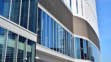 Gökdelenlerin cam siluetinin alt görüntüsü. İş binası. Cam cepheli bir gökdelen. İş bölgesinde modern bir bina. Ekonomi, finans, gelecek kavramları.   