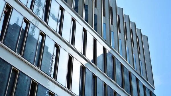 Panorama Und Perspektivischer Weitwinkelblick Auf Stahlblauen Hintergrund Aus Glas Geschäftskonzept — Stockfoto