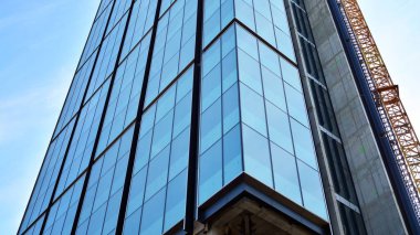 Yüksek binalar yapım aşamasında. Modern ofis binası.