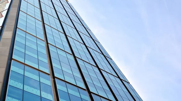 摩天大楼玻璃轮廓的最底层视图 商业大楼 有玻璃立面的摩天大楼 商业区的现代建筑 未来的概念 — 图库照片