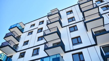 Modern apartman binasının mimari detayları. Modern Avrupa konut binası kompleksi.