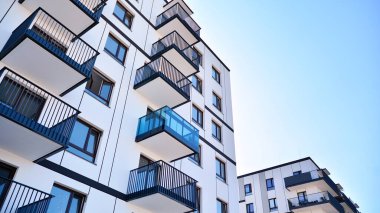 Modern apartman binasının mimari detayları. Modern Avrupa konut binası kompleksi.