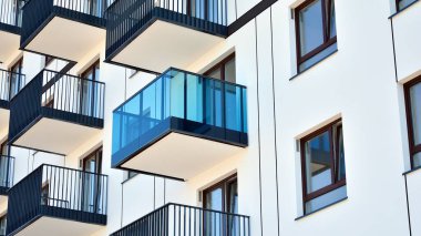 Modern apartman binasının mimari detayları. Modern Avrupa konut binası kompleksi.